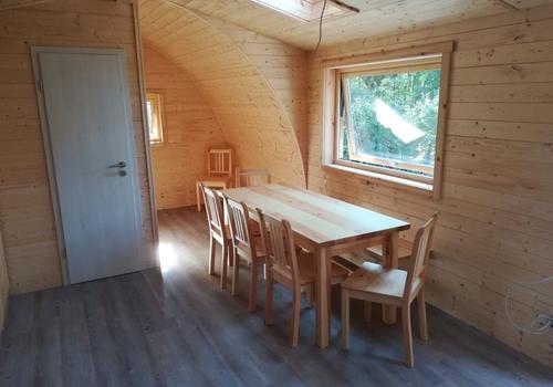 Esstisch für bis zu 8 Personen und Chill-Out Ecke im Tiny Haus